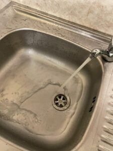 Évier bouché avec stagnation d’eau — intervention manuelle en cours