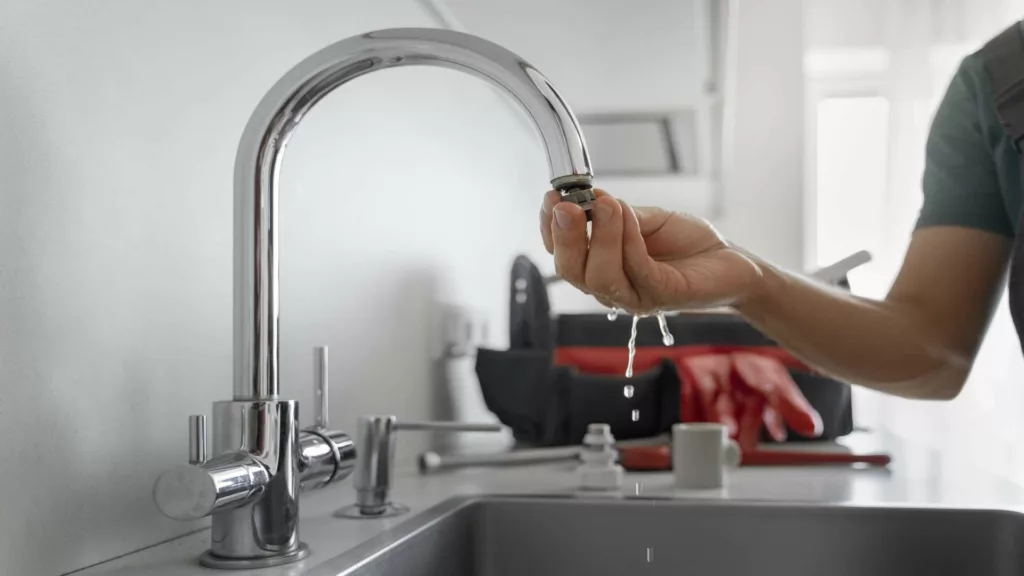 5 bruits étranges que fait votre plomberie — Causes et solutions pour les faire taire
