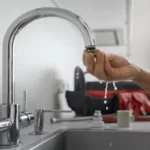 5 bruits étranges que fait votre plomberie — Causes et solutions pour les faire taire