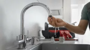 5 bruits étranges que fait votre plomberie — Causes et solutions pour les faire taire