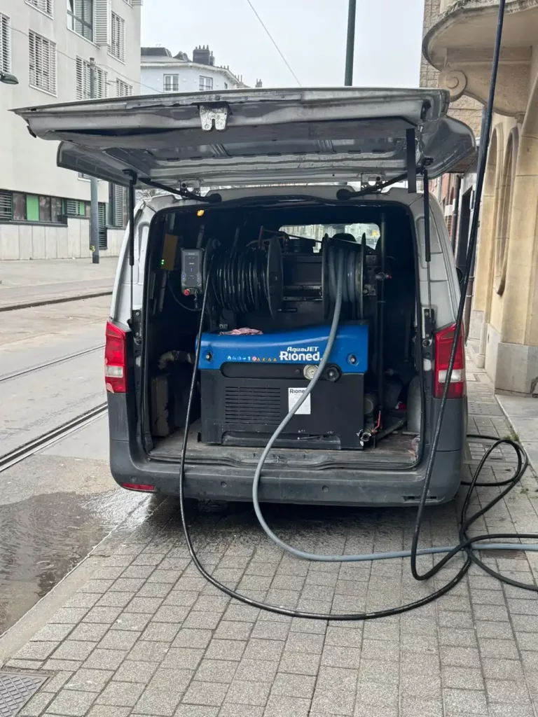 Camionnette équipée d'une hydrocureuse haute pression en intervention à Molenbeek-Saint-Jean