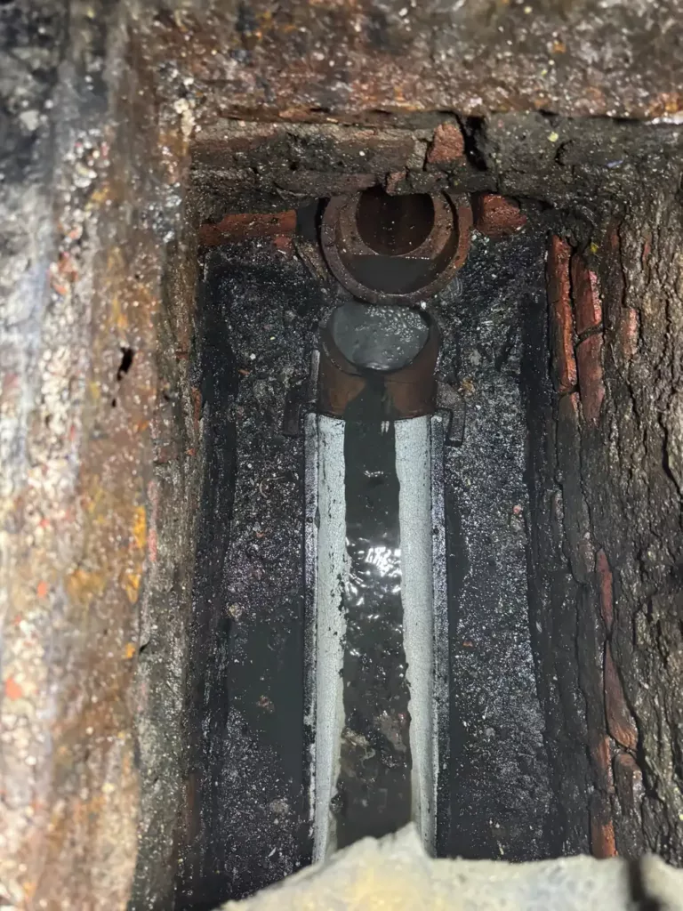 Canalisation dégagée dans une cave à Ixelles