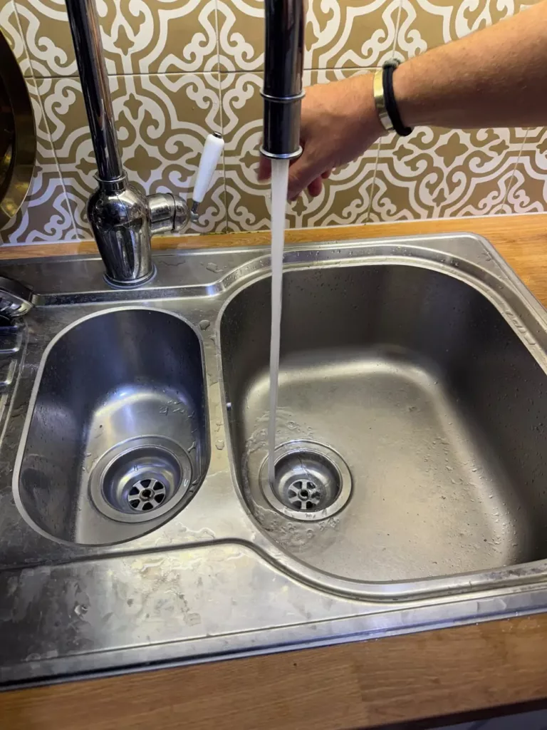 Contrôle de l'écoulement après débouchage à Schaerbeek