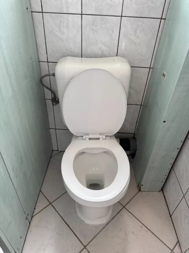 WC dégagé après débouchage dans une salle de bains à Anderlecht