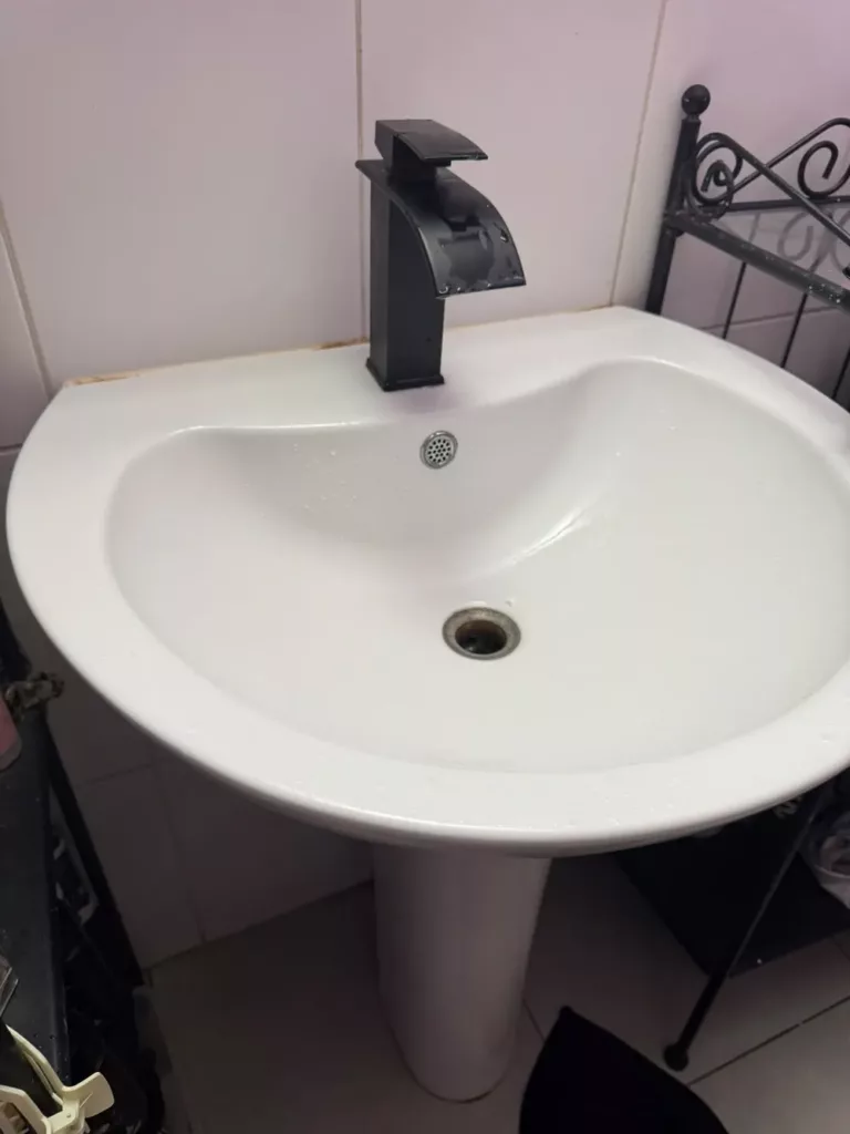 Lavabo après réparation à Molenbeek-Saint-Jean