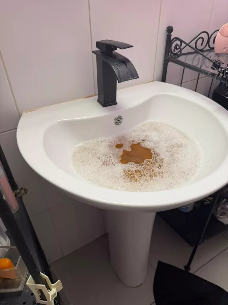 Lavabo bouché avant intervention à Molenbeek-Saint-Jean