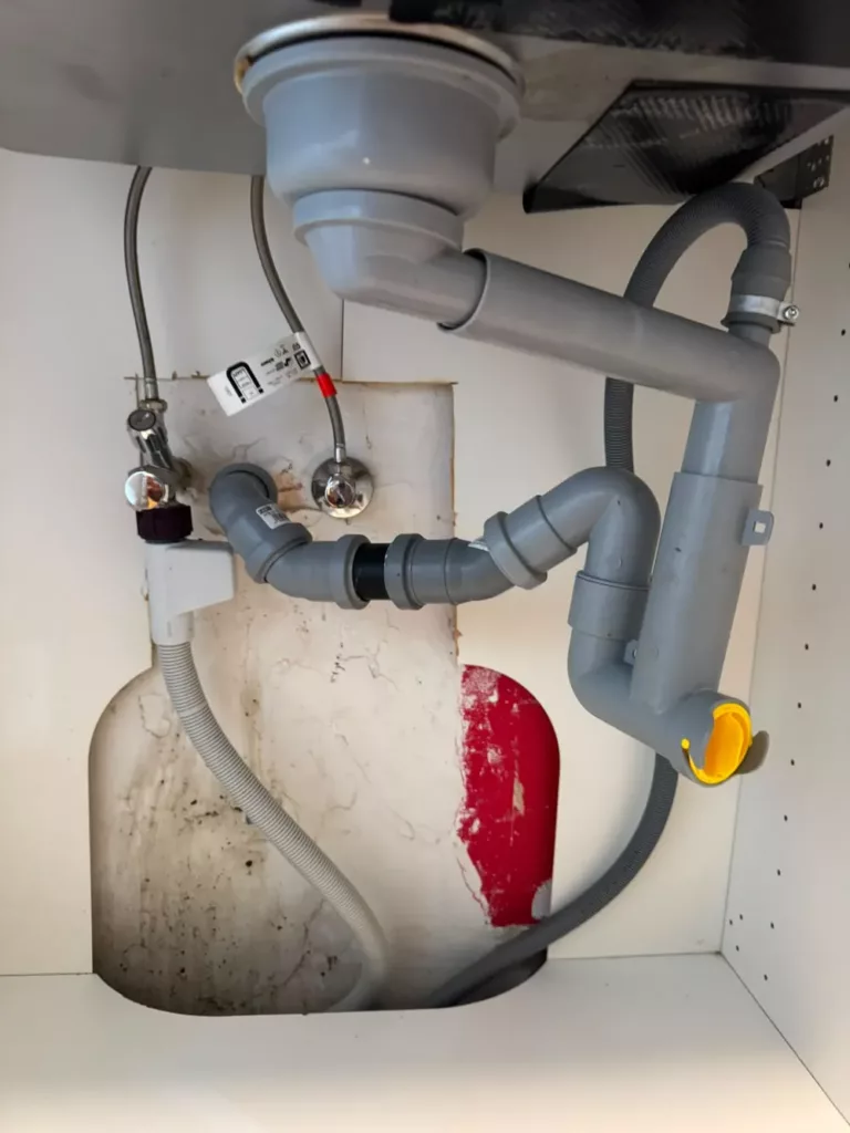 Siphon et évacuation sous un évier à Etterbeek