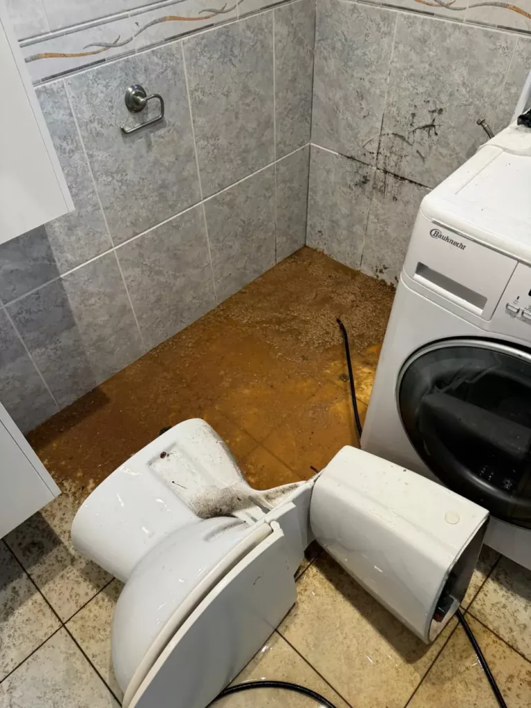 WC déposé pour accéder à l'évacuation à Ganshoren